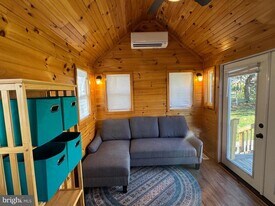 12 W Loudoun St in Round Hill, VA - Building Photo