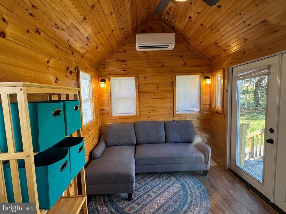 12 W Loudoun St in Round Hill, VA - Building Photo