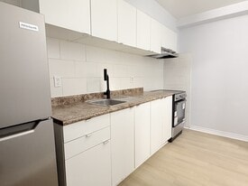 1989 Wyandotte St W in Windsor, ON - Building Photo