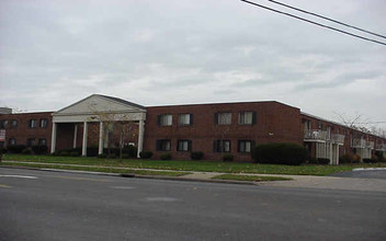 Twin Mark Apartments in Euclid, OH - Building Photo - Building Photo