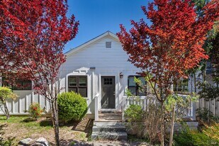 1554 Laurel St in Healdsburg, CA - Building Photo
