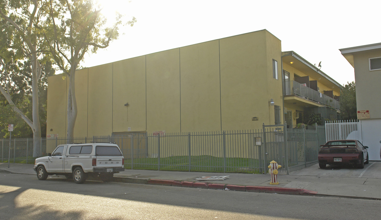 1127 N Beachwood Dr in Los Angeles, CA - Building Photo