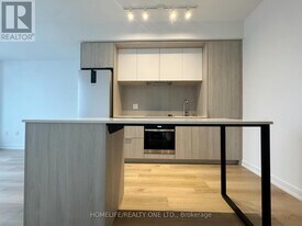 395 Square One Dr in Mississauga, ON - Building Photo