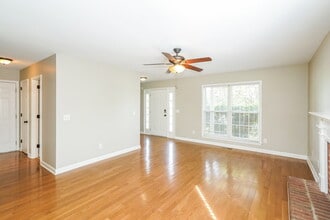 2817 Sutherland Dr in Thompson's Station, TN - Foto de edificio - Building Photo