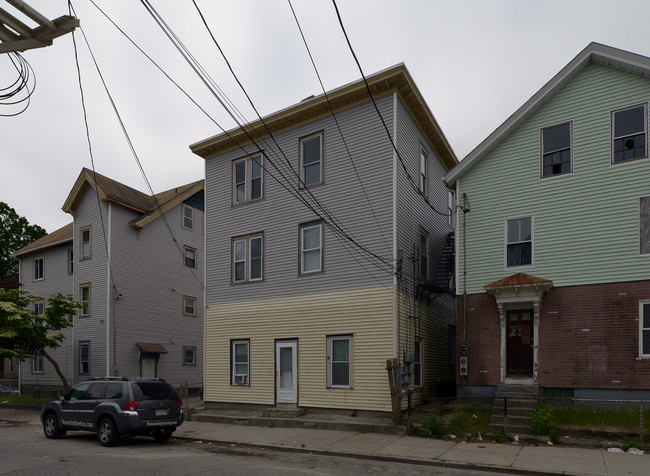 10 Fuller Ave in Central Falls, RI - Foto de edificio - Building Photo