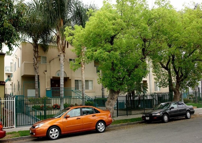 625 N New Hampshire Ave in Los Angeles, CA - Building Photo - Building Photo