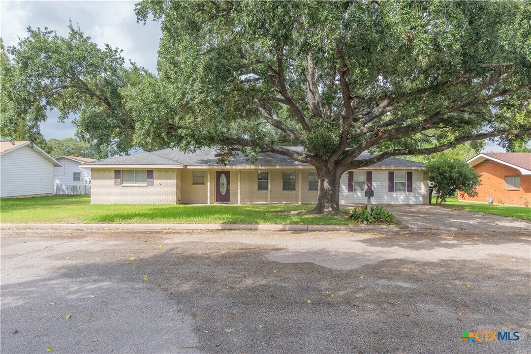 316 Mulberry Ave S in Luling, TX - Building Photo