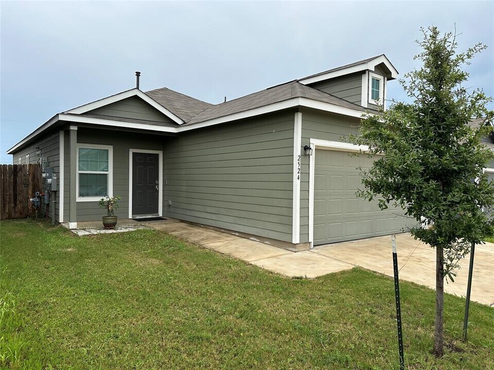 2524 Forgetmenot Ln in Pflugerville, TX - Building Photo