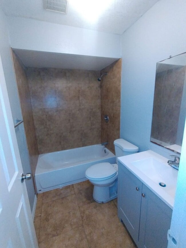 2420-2422 Chestnut Woods Dr in Lakeland, FL - Building Photo - Building Photo