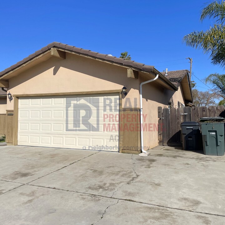 1375 Mitchell Ln in Manteca, CA - Building Photo