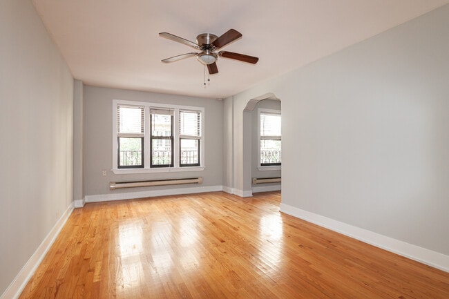 435 W Roscoe St, Unit 4 in Chicago, IL - Foto de edificio - Building Photo