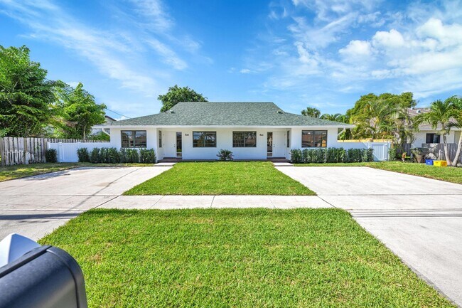 498 NE 42nd St in Boca Raton, FL - Building Photo - Building Photo