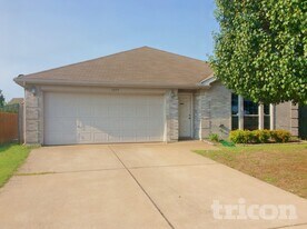 1377 Meadowbrook Ln in Crowley, TX - Building Photo