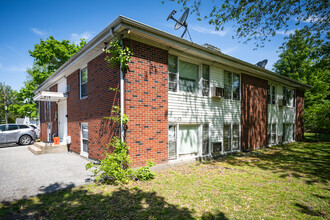 100 Arcadia Ave in Cranston, RI - Foto de edificio - Building Photo