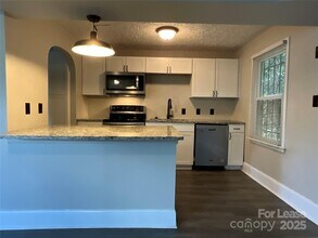 3905 Freedom Dr in Charlotte, NC - Building Photo - Building Photo