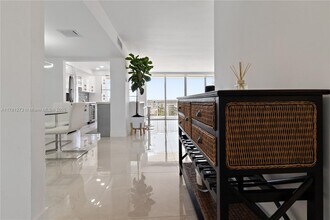 18081 Biscayne Blvd in Aventura, FL - Building Photo - Building Photo
