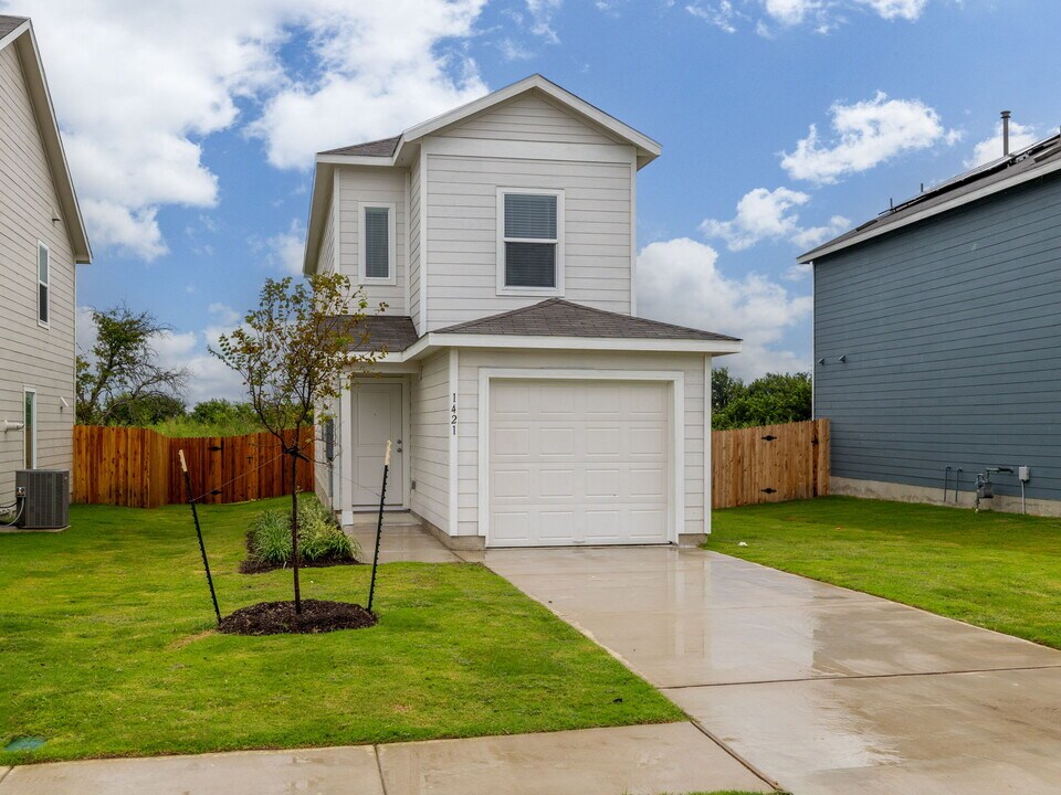 1421 Soapstone Pass in Kyle, TX - Building Photo