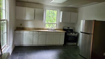34 Main St, Unit Apt 1 in Topsham, ME - Building Photo