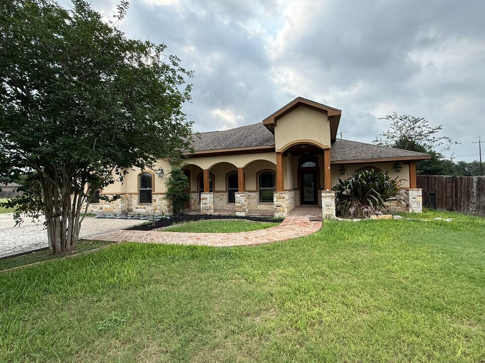 1596 Wildwood Trl Blvd in Kingsville, TX - Building Photo