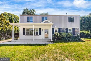 343 Sugartown Rd in Wayne, PA - Building Photo
