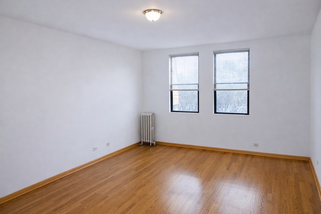 1934 E 74th St, Unit 302 in Chicago, IL - Building Photo - Building Photo