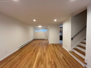 42 Sintsink Dr E in Port Washington, NY - Building Photo - Building Photo