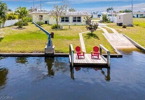 21380 Edgewater Dr in Port Charlotte, FL - Building Photo