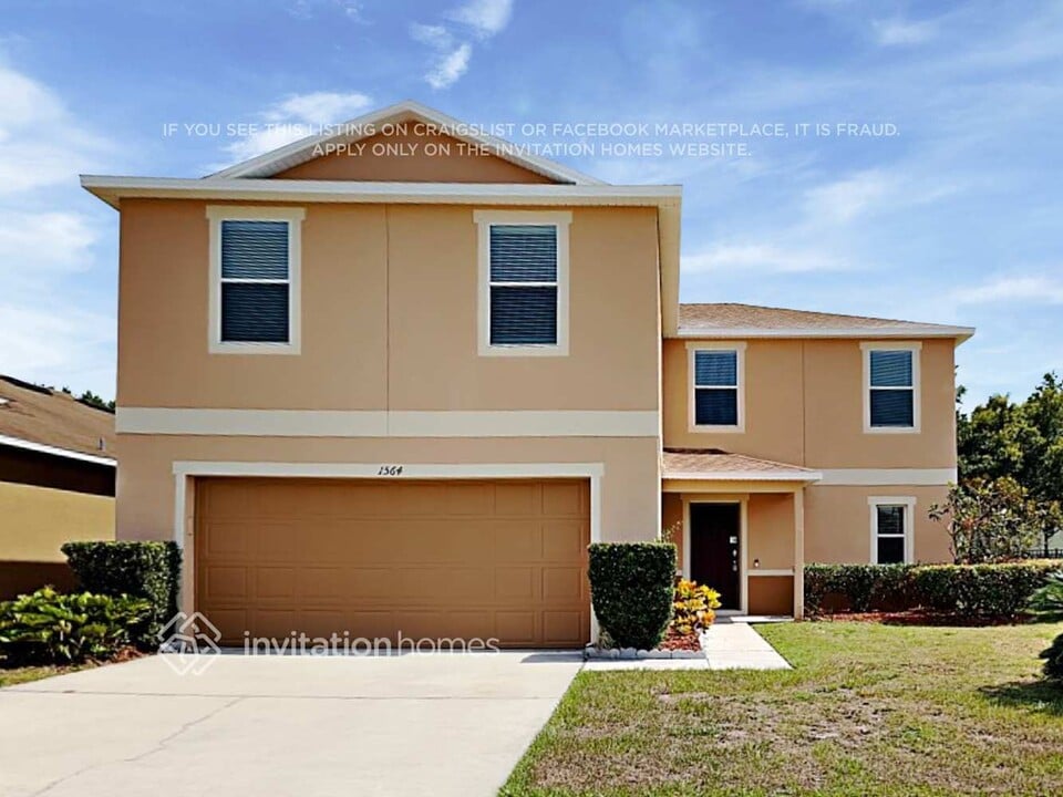 1564 Strathmore Cir in Mount Dora, FL - Foto de edificio
