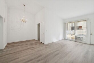 333 Rexford Dr in Beverly Hills, CA - Building Photo - Building Photo