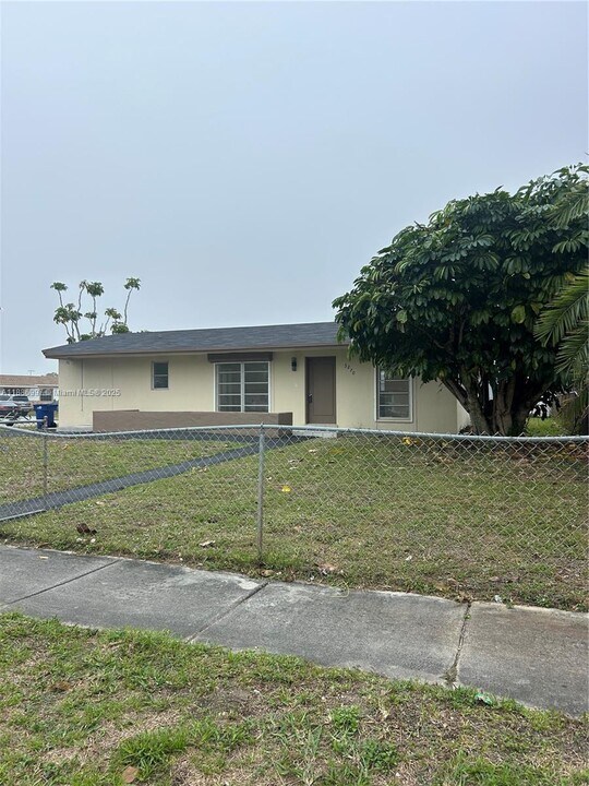 3270 NW 196th Ln in Miami Gardens, FL - Building Photo