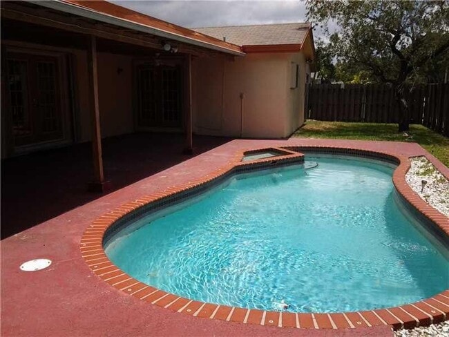 9620 NW 42nd Ct in Sunrise, FL - Foto de edificio - Building Photo