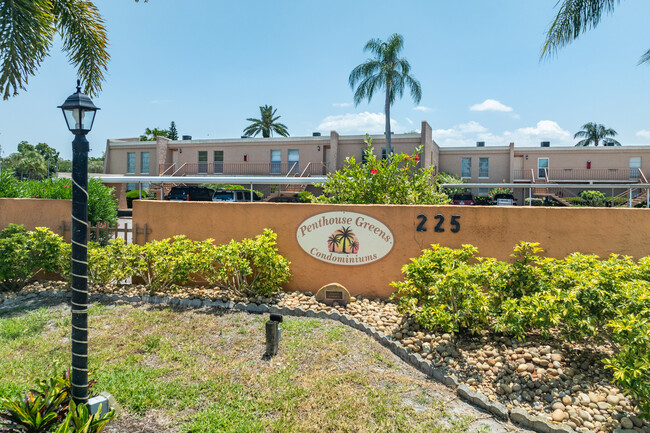 Penthouse Greens Condominiums in Largo, FL - Foto de edificio - Building Photo