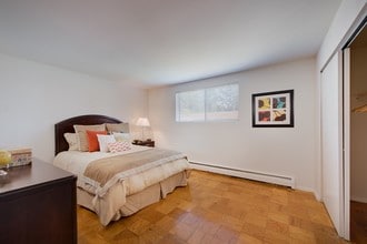 Layton Hall Apartments in Fairfax, VA - Foto de edificio - Building Photo