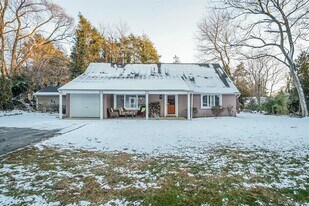 6 Fairfields Ln in Huntington Station, NY - Building Photo