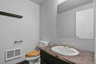 6690 W Douglas St in Boise, ID - Building Photo - Building Photo