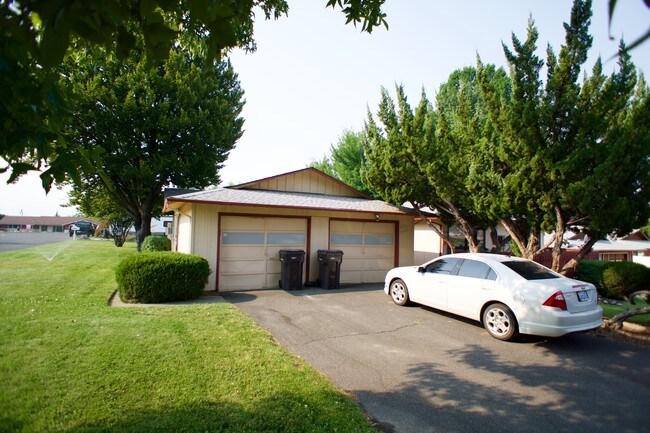 Alpine Way Duplexes in Yakima, WA - Building Photo - Building Photo