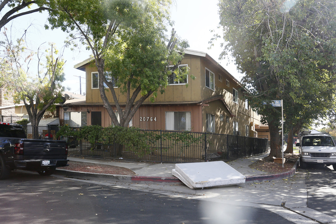 20754 Hartland St in Winnetka, CA - Building Photo