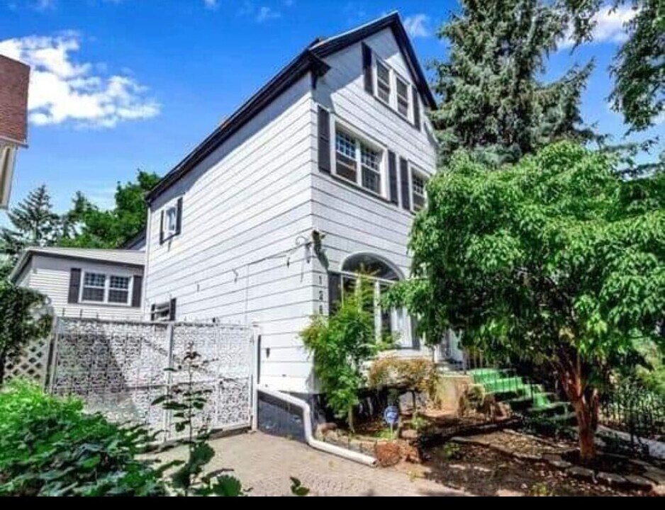 128 Richmond Ave, Unit 1 in Buffalo, NY - Building Photo