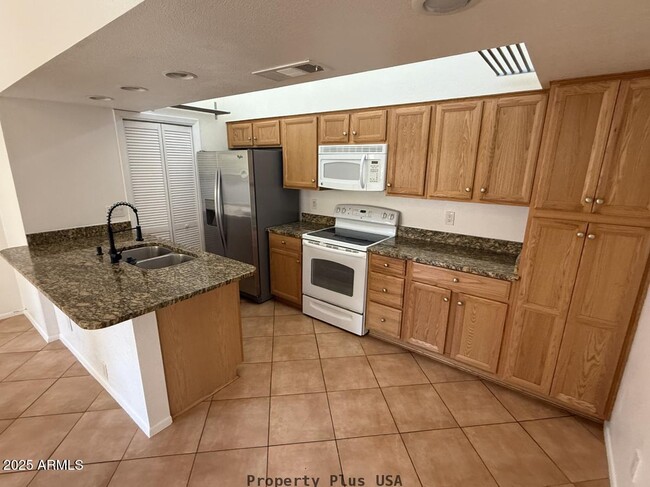 1432 W Emerald Ave in Mesa, AZ - Foto de edificio - Building Photo