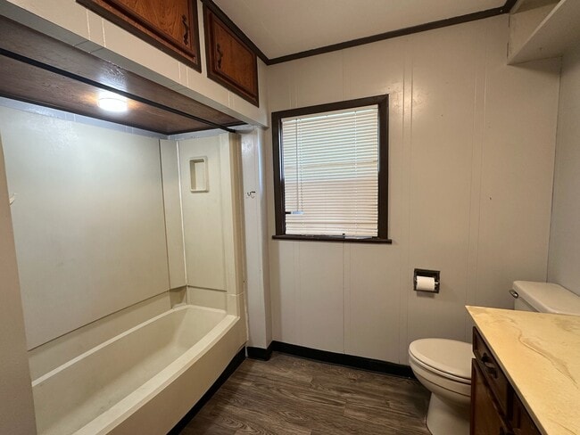 property at 918 W 5th St