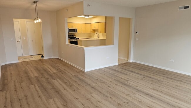 675 Pearson St, Unit 710 in Des Plaines, IL - Building Photo - Building Photo