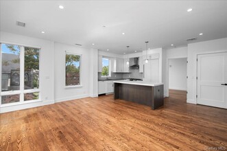 422 E Boston Post Rd in Mamaroneck, NY - Building Photo - Building Photo