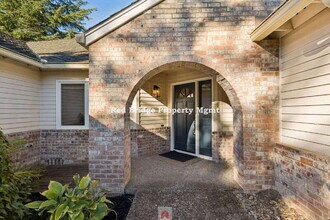 19469 SW Olson Ave in Lake Oswego, OR - Building Photo - Building Photo