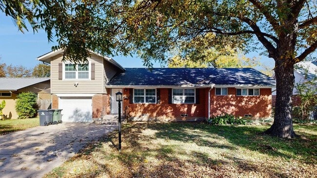 Charming Arlington residence offering spac in Arlington, TX - Foto de edificio - Building Photo