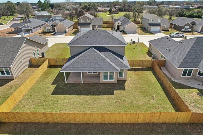 106 Callie St in Smithville, TX - Building Photo - Building Photo