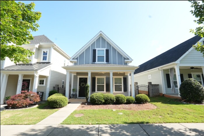 2621 Eight Iron Dr in Denver, NC - Building Photo