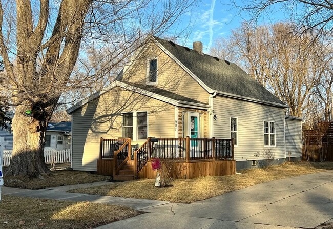 property at 907 N Morris Ave