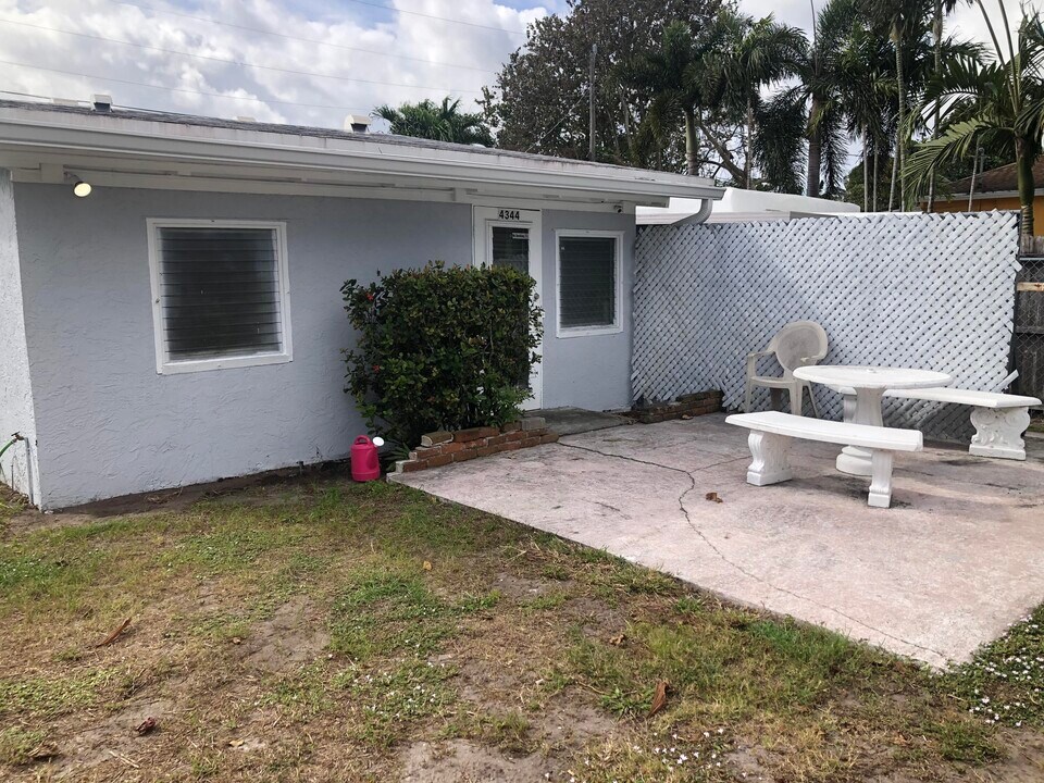 4344 Mars Ave in West Palm Beach, FL - Building Photo