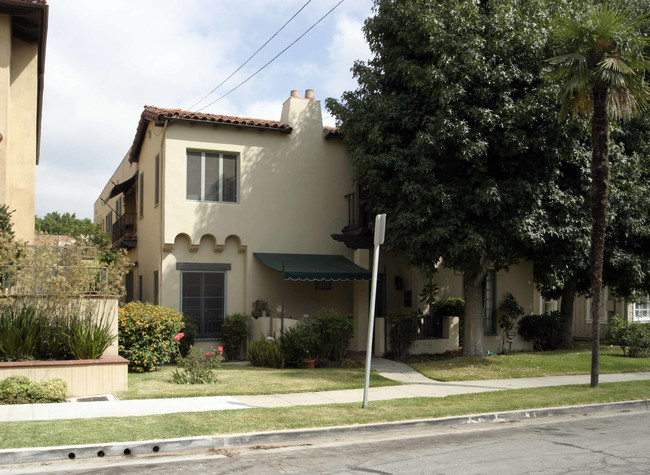 697-701 Mira Monte Pl in Pasadena, CA - Building Photo - Building Photo