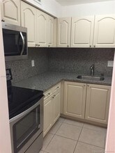 9403 SW 76th St-Unit -Y28 in Miami, FL - Building Photo - Building Photo